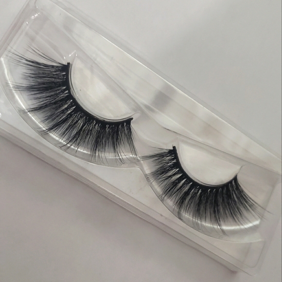 Lashes - Picture 1 of 3